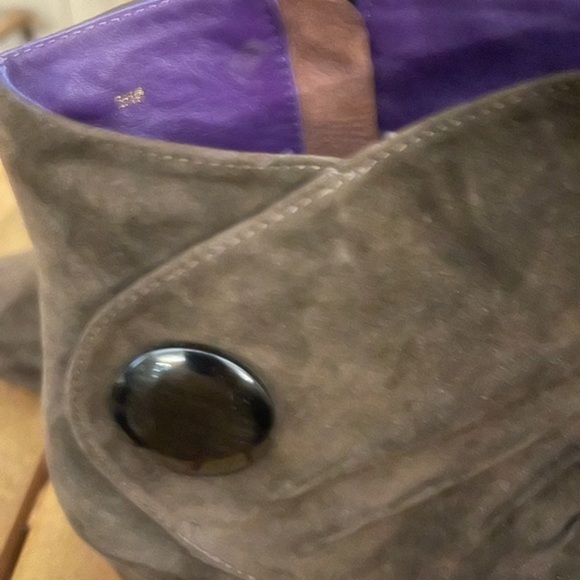 Vaneli Trye Wedgie Ankle Booties - Size 9M - EUC Suede Brown w/Purple inside - Picture 4 of 9